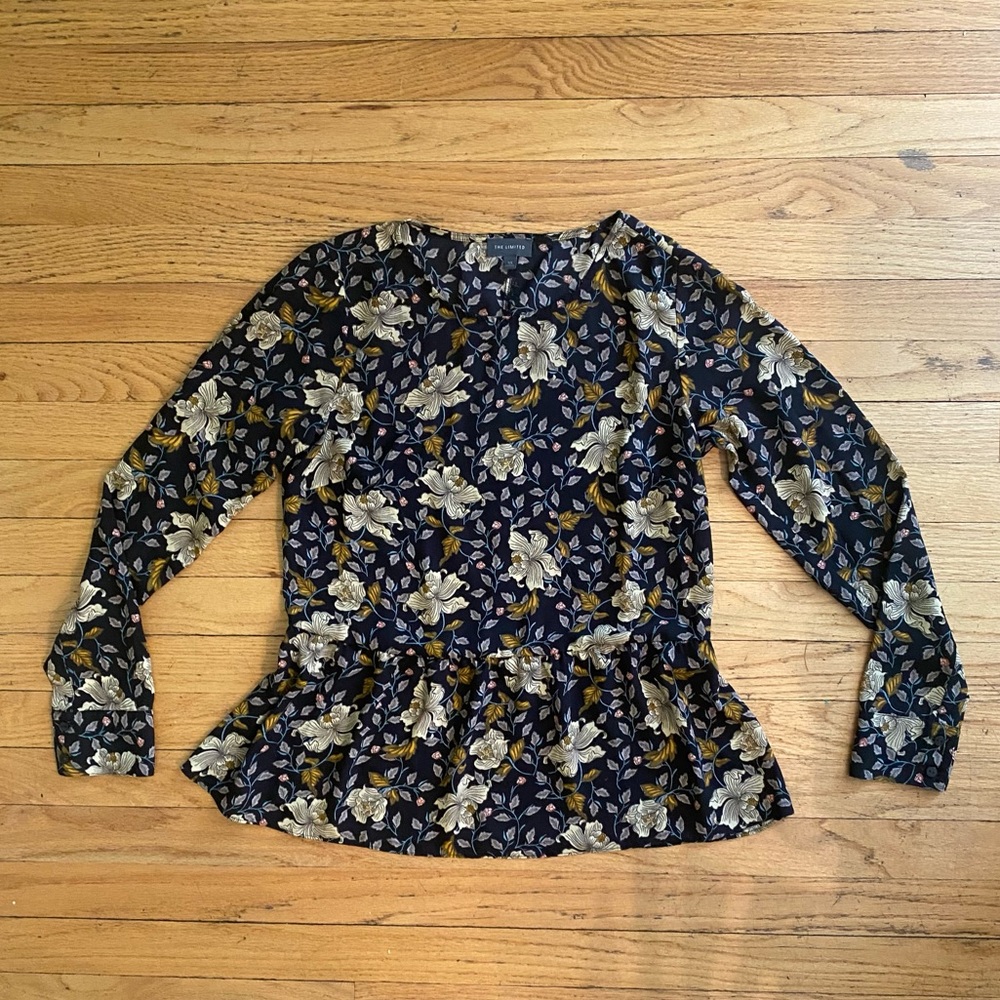 the limited long sleeve peplum blouse w/ white floral pattern